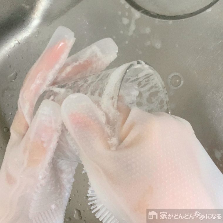 グラスを洗っている