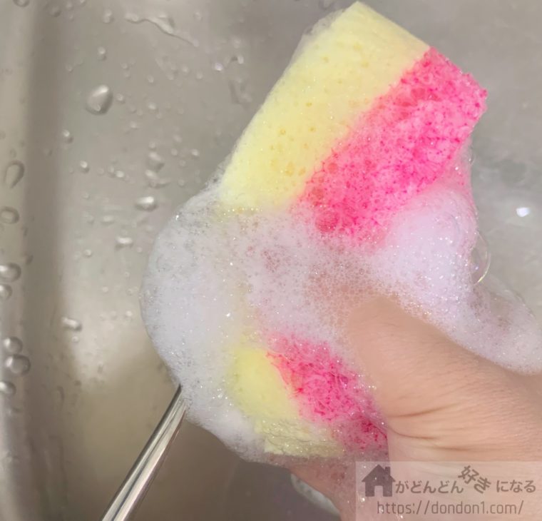 スクラブマミーでスプーンを洗っている
